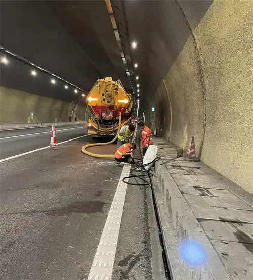 信丰隧道排水渠清淤